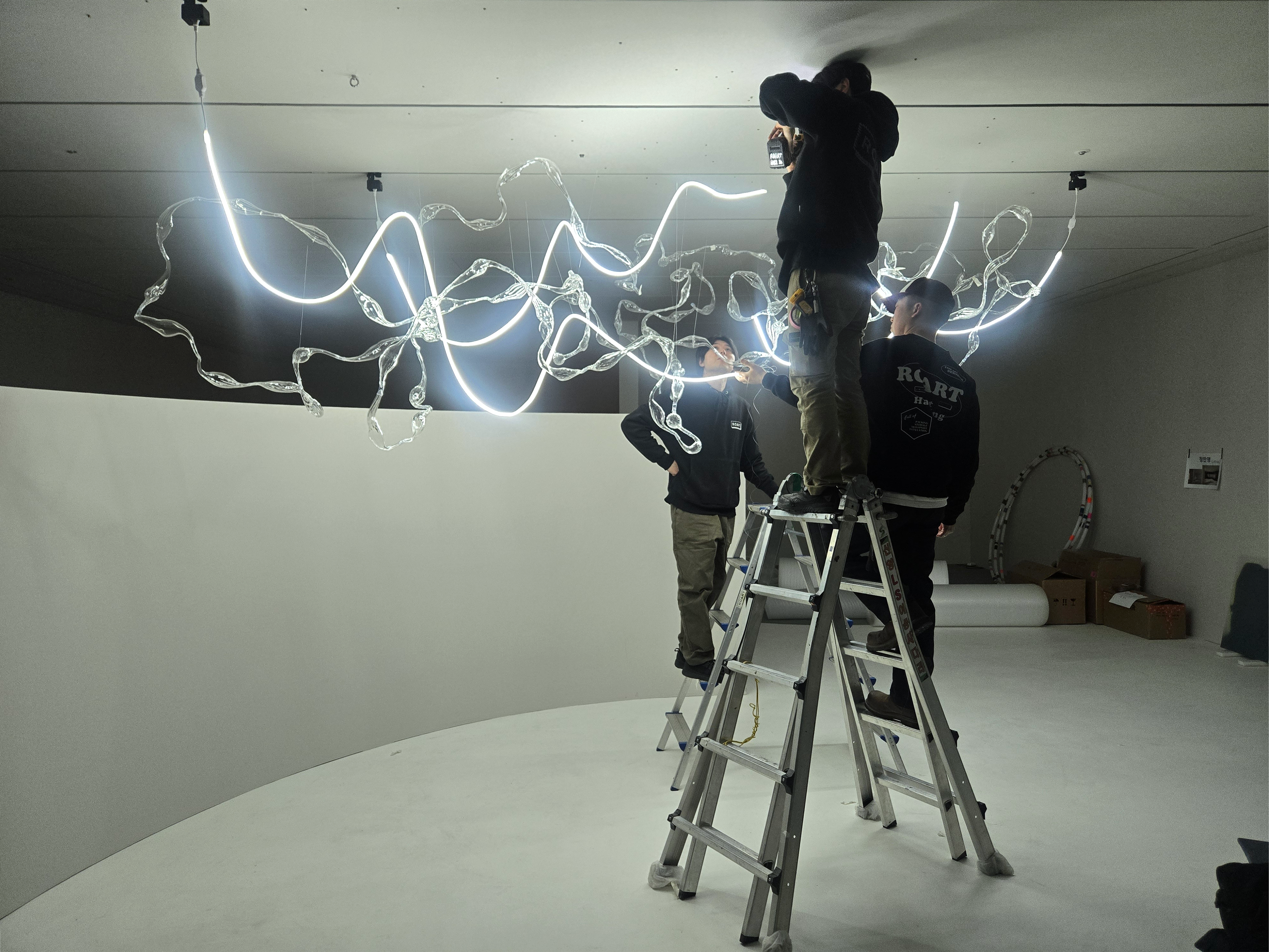 투명한 손, 움직이는 색 (Invisible Hands, Startling Colors)